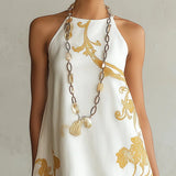 Emilia Vestido Mini de Encaje Blanco y Dorado con Estampado Decorativo