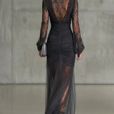 Paloma Vestido Maxi Largo Gris Oscuro de Encaje con Manga Larga y Abertura