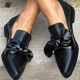 Loafers met glanzende strik en rijke textuur