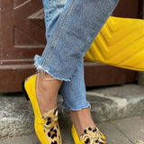 Loafers met dierenprint en gouden accent in levendig geel