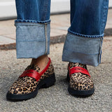 Loafers met panterprint en rood detail voor een statement look