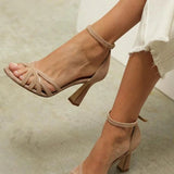 Sandalen met gekruiste bandjes en slanke hak voor elegante uitstraling