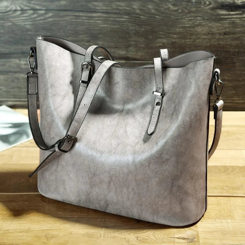 Cali | Schoudertas met vintage kunstleren look en ruime opbergruimte