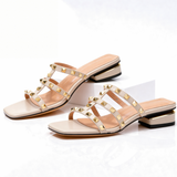Sandalen met gouden studs en vierkante neus voor een stijlvolle look