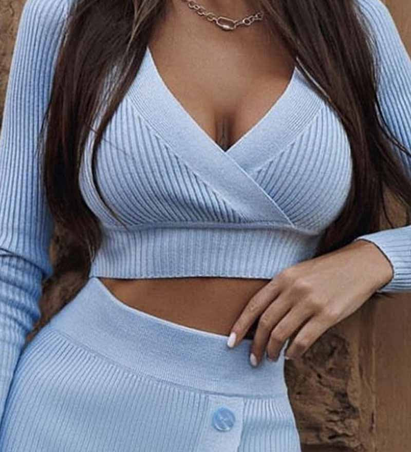 Eulalie | Tweedelige gebreide set met wrap crop top en midi-rok met knopendetail