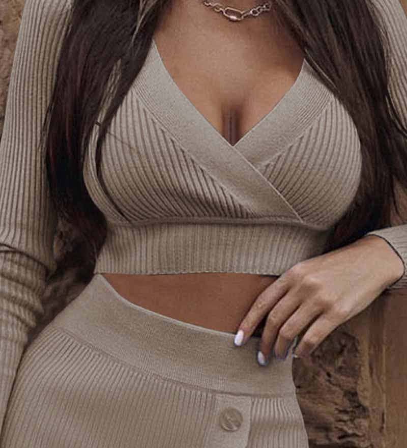 Eulalie | Tweedelige gebreide set met wrap crop top en midi-rok met knopendetail