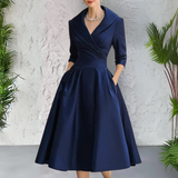 Satijnen jurk met vintage charme en flatterende snit