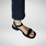 Leren sandalen met blokhak en minimalistische uitstraling