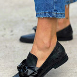 Loafers met glanzende strik en rijke textuur