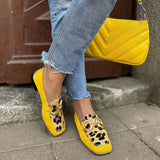 Loafers met dierenprint en gouden accent in levendig geel