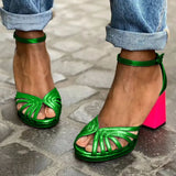Sandalen met tweekleurig design en elegante hak