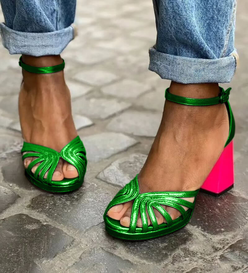 Sandalen met tweekleurig design en elegante hak