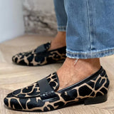 Loafers met dierenprint en zwart elegant detail