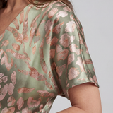 Coralie | Abstracte print Midi-jurk met V-hals en getailleerde taille