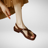 Leren sandalen met gekruiste banden en zachte voetbedding