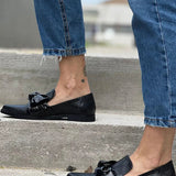 Loafers met glanzende strik en rijke textuur
