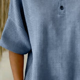 Top met wafelpatroon en knopendetail voor een ontspannen look