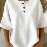 Top met wafelpatroon en knopendetail voor een ontspannen look