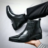 Leren laarzen met broguedetails en gepolijste afwerking