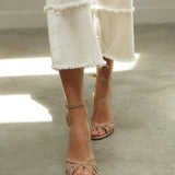 Sandalen met gekruiste bandjes en slanke hak voor elegante uitstraling