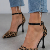 Hakken met enkelbandje en puntige neus voor elegante look