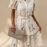 Kanten jurk met pofmouwen en vintage charme