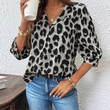Blouse met luipaardprint en V-hals voor een speelse look