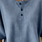 Top met wafelpatroon en knopendetail voor een ontspannen look