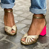 Sandalen met tweekleurig design en elegante hak