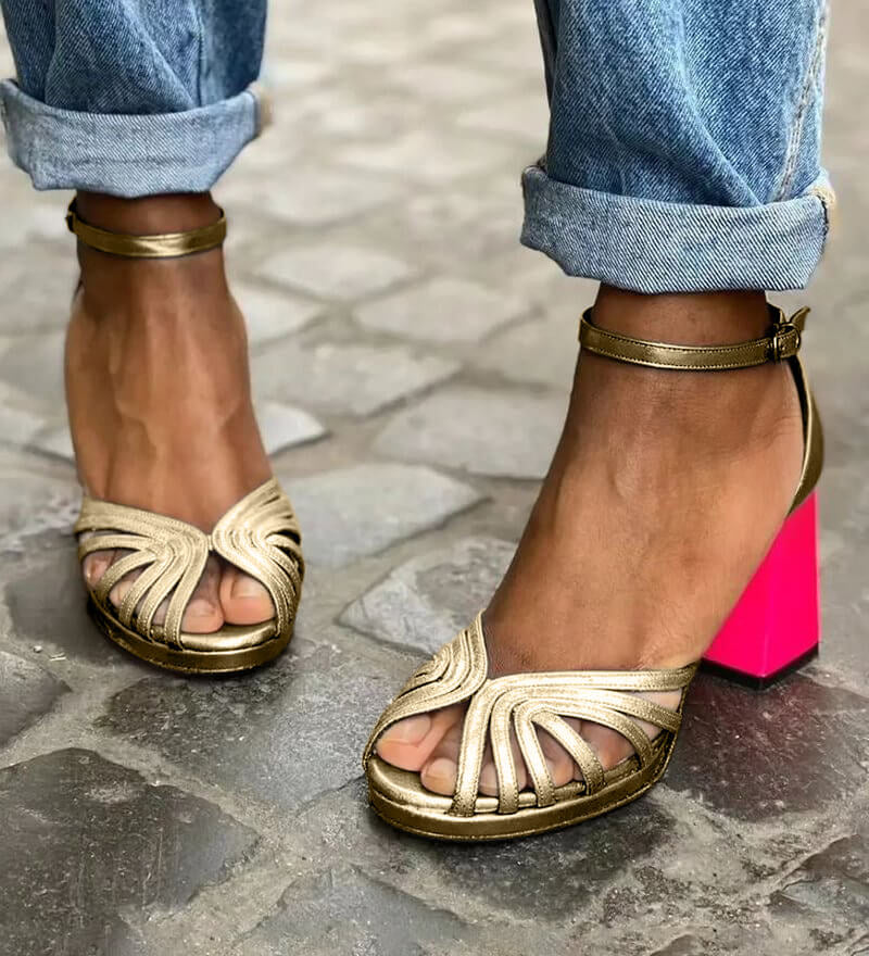 Sandalen met tweekleurig design en elegante hak