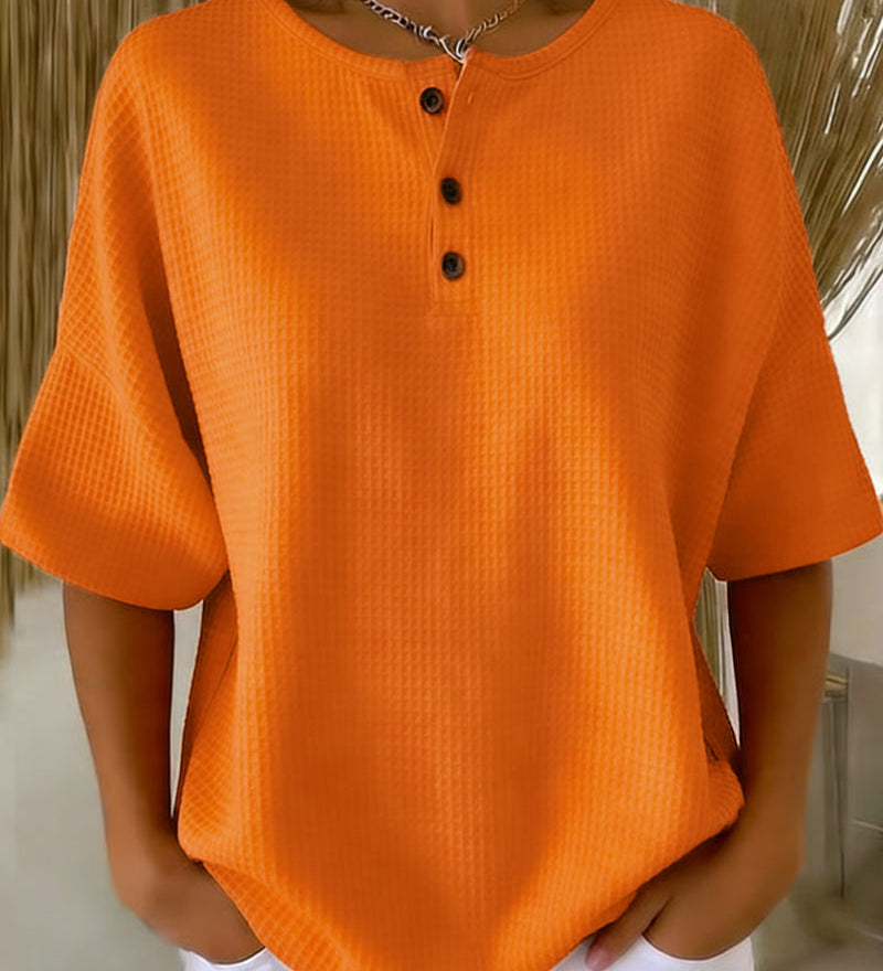 Top met wafelpatroon en knopendetail voor een ontspannen look
