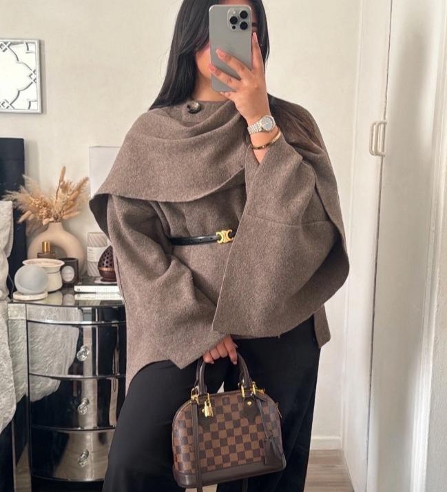 Yuna | Cape Jas met Elegante Drapering en Warme Stof