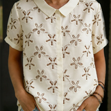 Blouse met geborduurde bloemen en klassieke kraag voor elke dag