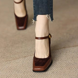 Klassieke Pumps met Vierkante Neus en Vintage Brogue-Details
