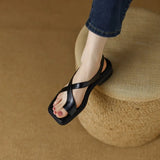 Leren sandalen met gekruiste banden en zachte voetbedding