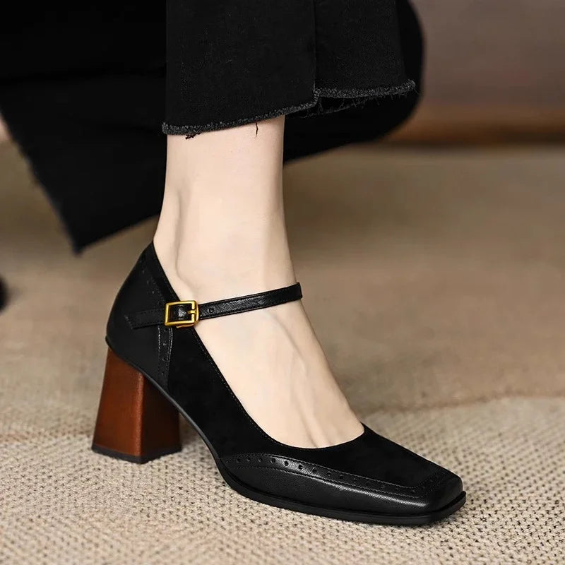 Klassieke Pumps met Vierkante Neus en Vintage Brogue-Details
