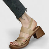 Elegante sandalen met Romeins design en gekruiste bandjes