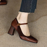 Klassieke Pumps met Vierkante Neus en Vintage Brogue-Details