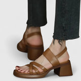 Elegante sandalen met Romeins design en gekruiste bandjes