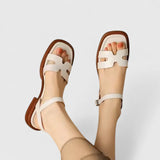 Leren sandalen met lage blokhak en elegant minimalistisch design