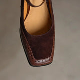 Klassieke Pumps met Vierkante Neus en Vintage Brogue-Details