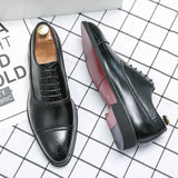 Leren Oxford schoenen met brogue details en rode leren zool