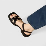 Leren sandalen met lage blokhak en elegant minimalistisch design