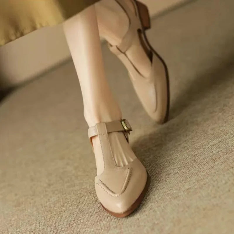 Gespschoenen met brede band en puntige neus voor stijlvolle looks