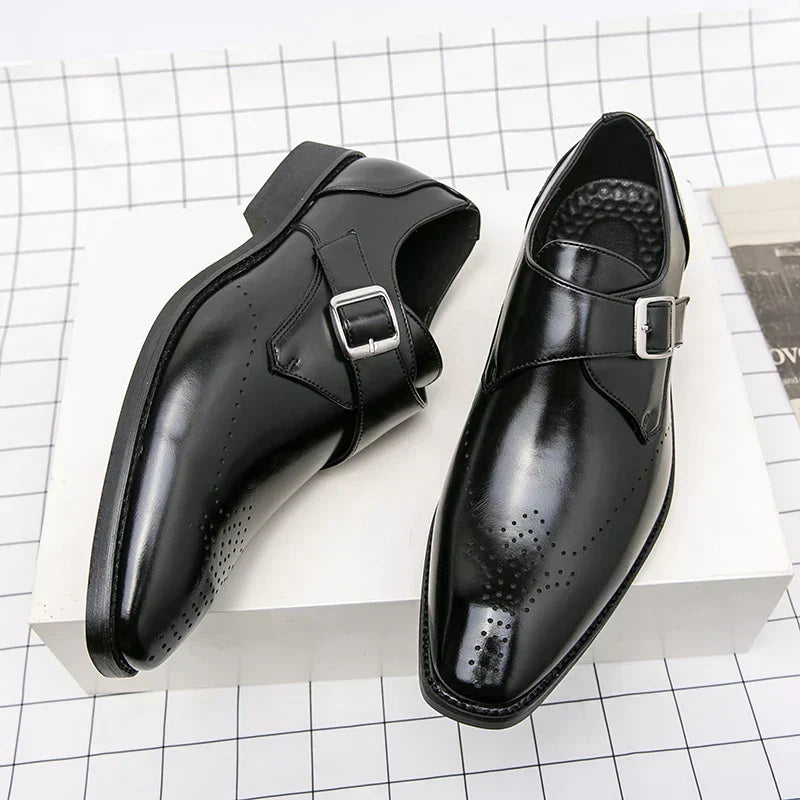 Klassieke herenschoenen met monk strap en geperforeerde details