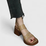 Elegante sandalen met Romeins design en gekruiste bandjes