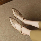 Gespschoenen met brede band en puntige neus voor stijlvolle looks
