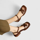 Leren sandalen met lage blokhak en elegant minimalistisch design