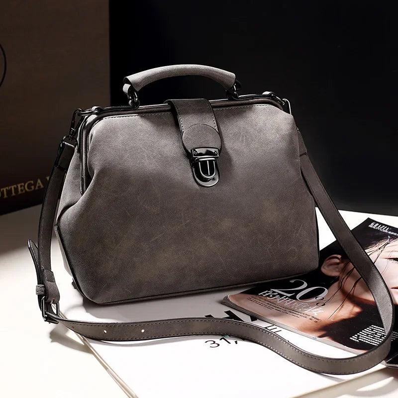 Pip | Vintage Handtas met Metalen Sluiting en Ruim Interieur