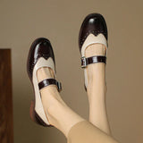 Leren Mary Janes met brogue-details en T-band sluiting